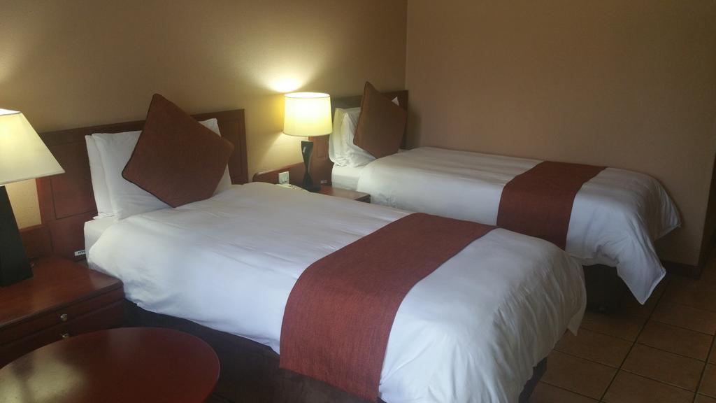 M'Kango Golfview Hotel Лусака Екстер'єр фото