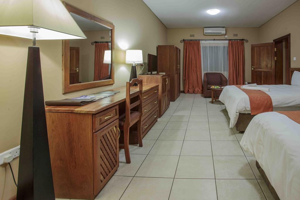 M'Kango Golfview Hotel Лусака Екстер'єр фото