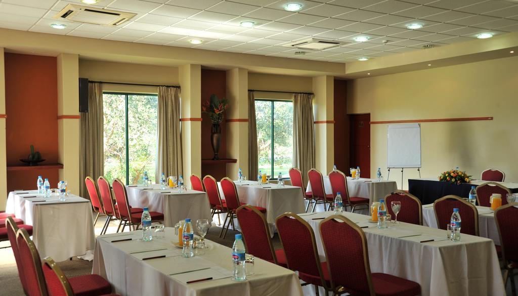 M'Kango Golfview Hotel Лусака Екстер'єр фото
