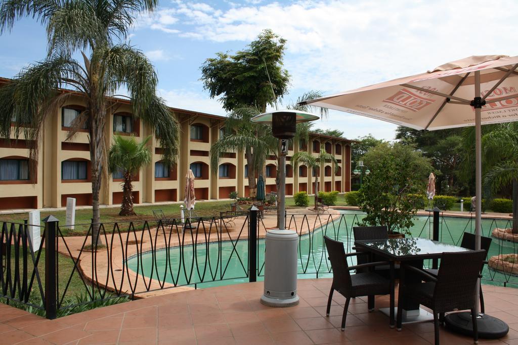 M'Kango Golfview Hotel Лусака Екстер'єр фото