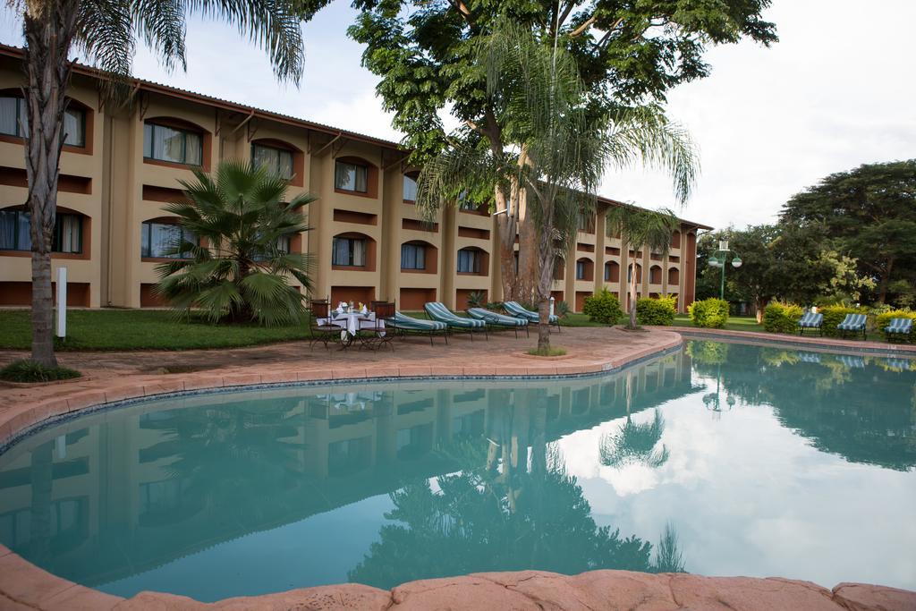 M'Kango Golfview Hotel Лусака Екстер'єр фото