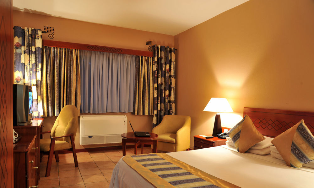 M'Kango Golfview Hotel Лусака Екстер'єр фото
