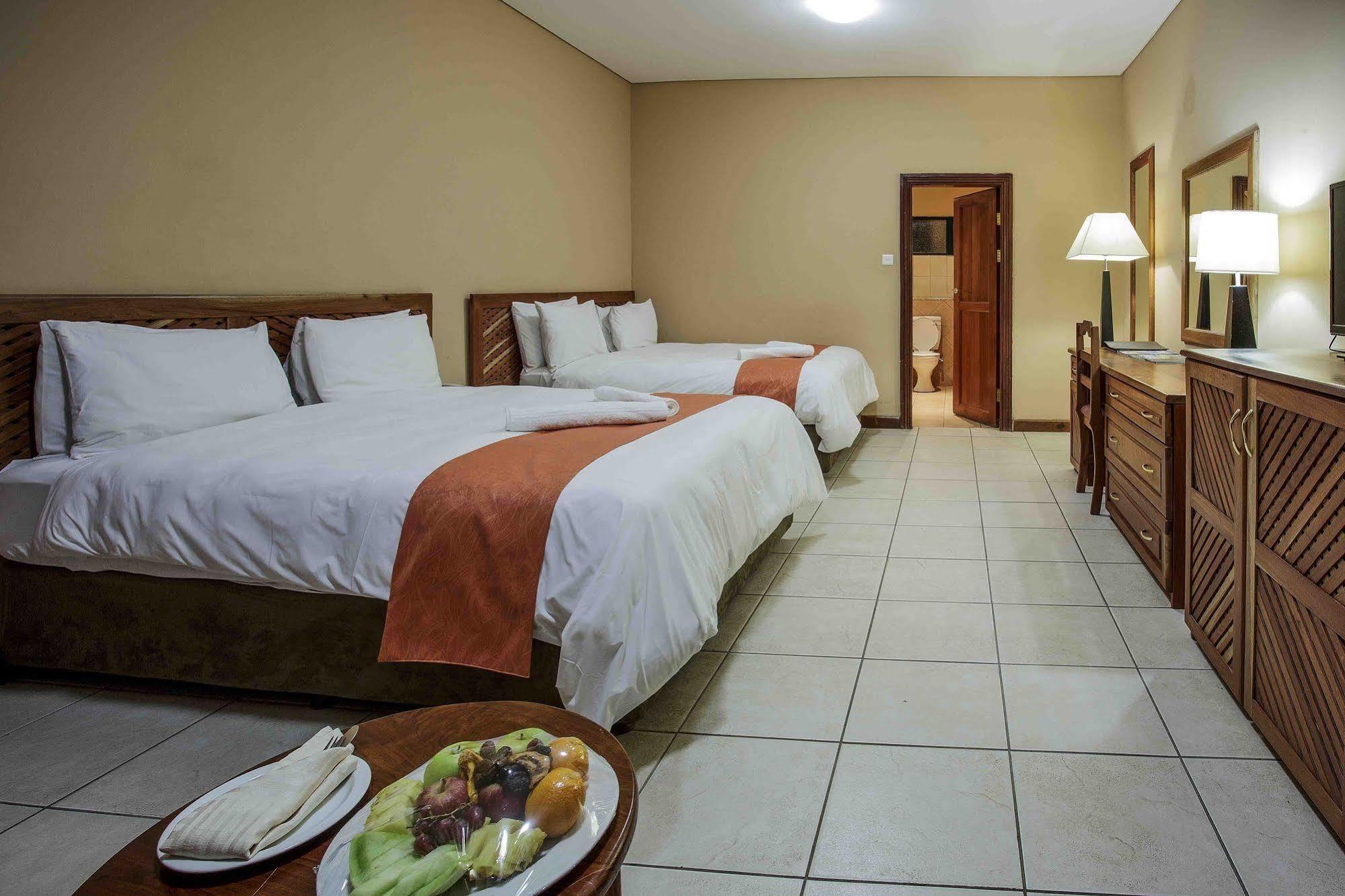 M'Kango Golfview Hotel Лусака Екстер'єр фото