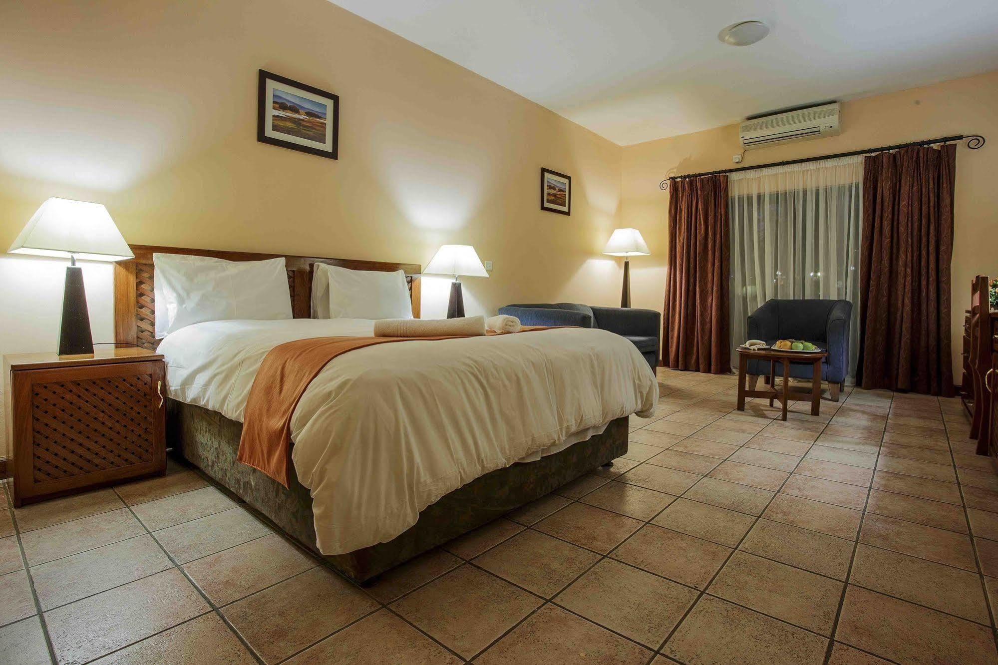 M'Kango Golfview Hotel Лусака Екстер'єр фото