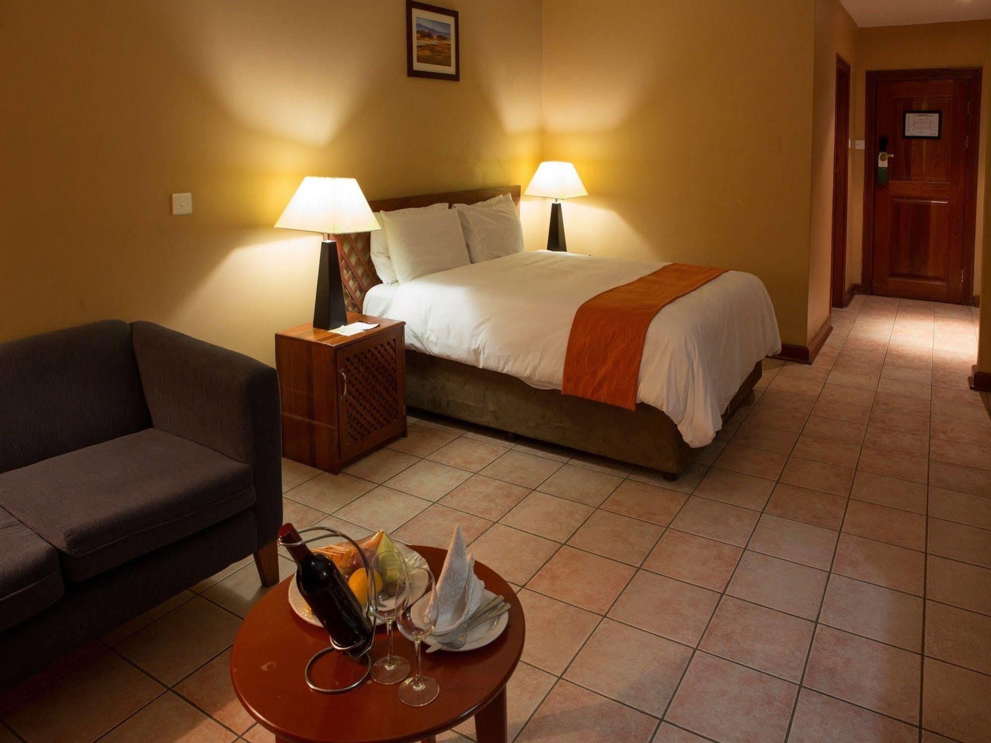 M'Kango Golfview Hotel Лусака Екстер'єр фото