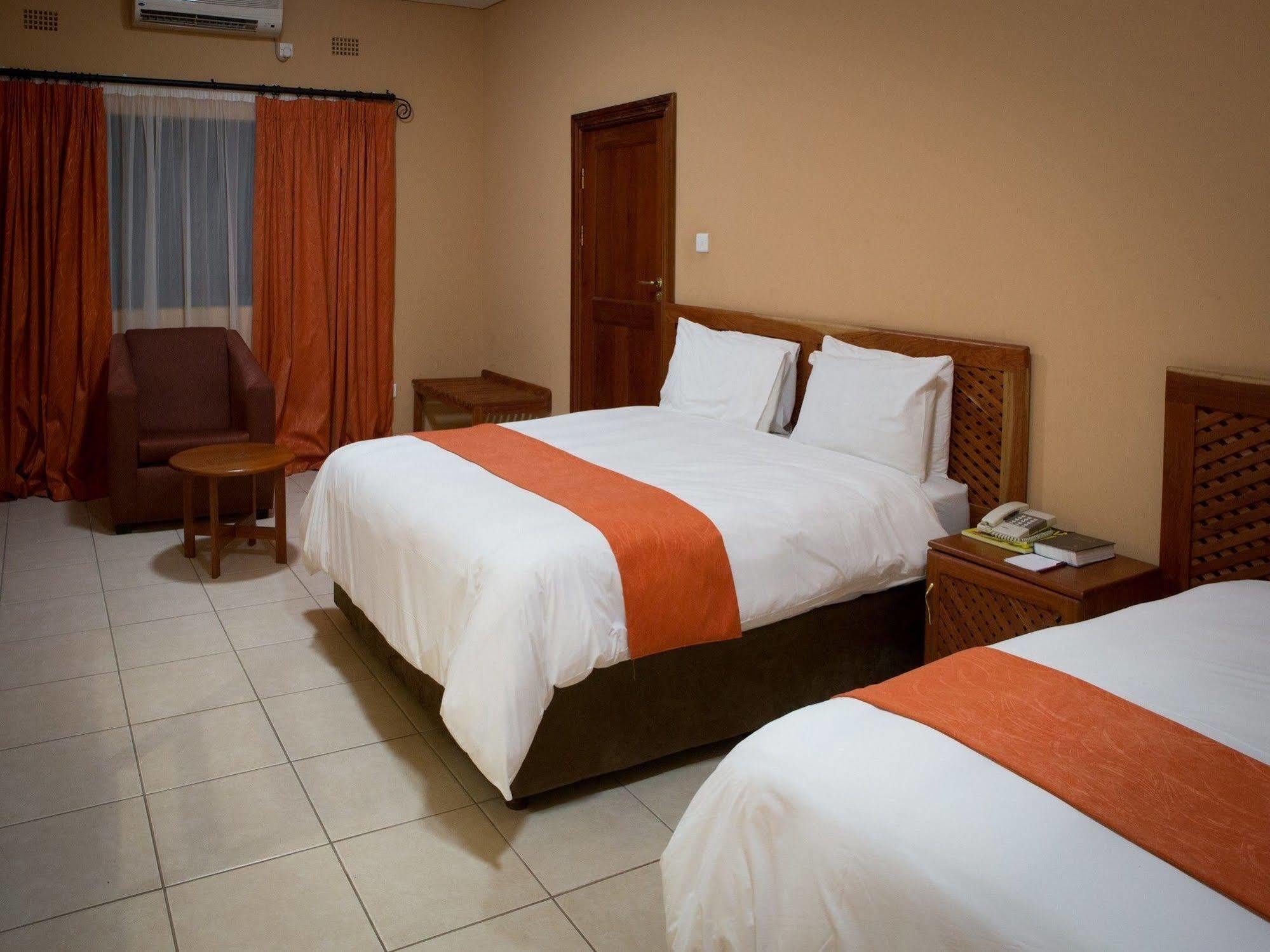 M'Kango Golfview Hotel Лусака Екстер'єр фото