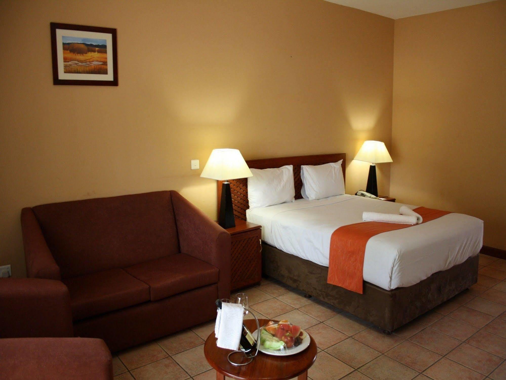 M'Kango Golfview Hotel Лусака Екстер'єр фото