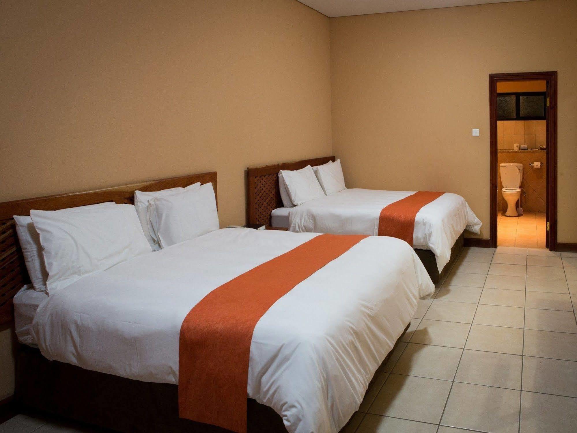 M'Kango Golfview Hotel Лусака Екстер'єр фото